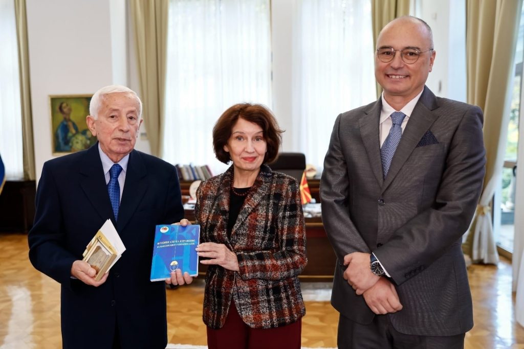 Средба на Сиљановска-Давкова со професорите Мартиновски и Конески