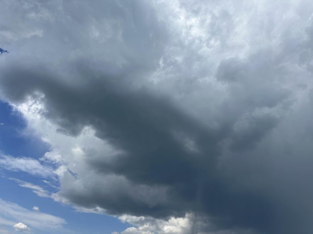 Променливо облачно со сончеви периоди