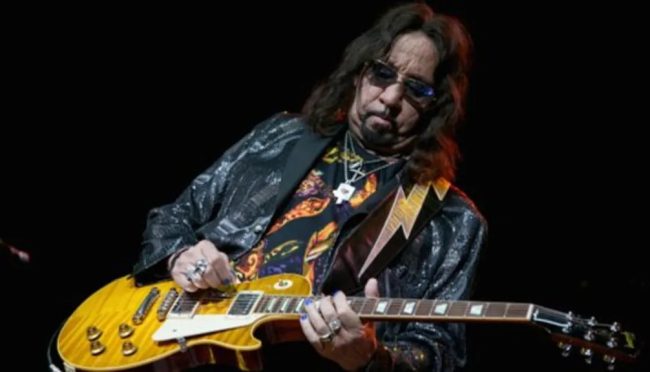 ПОЧИНА ГИТАРИСТОТ И ЕДЕН ОД ОСНОВАЧИТЕ НА „КИС“ ЕЈС ФРЕЈЛИ