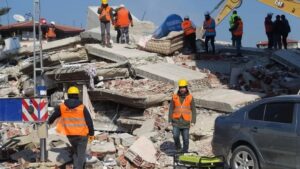 Родители и две деца загинаа во уривање на зграда во Турција, најстарата ќерка е спасена