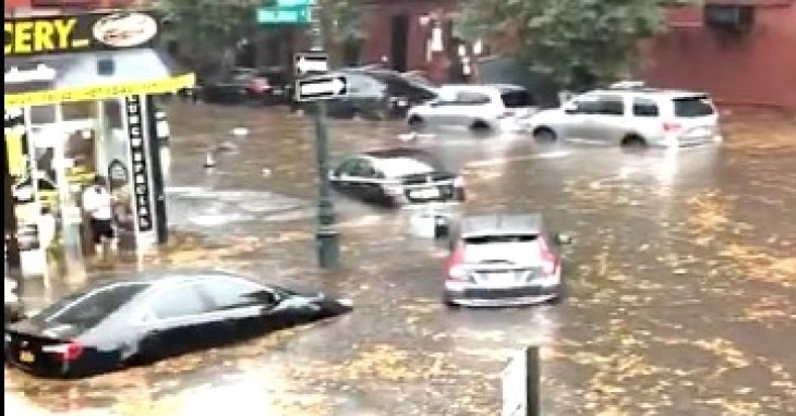 Две лица загинаа во бурата од рекордни размери во Њујорк