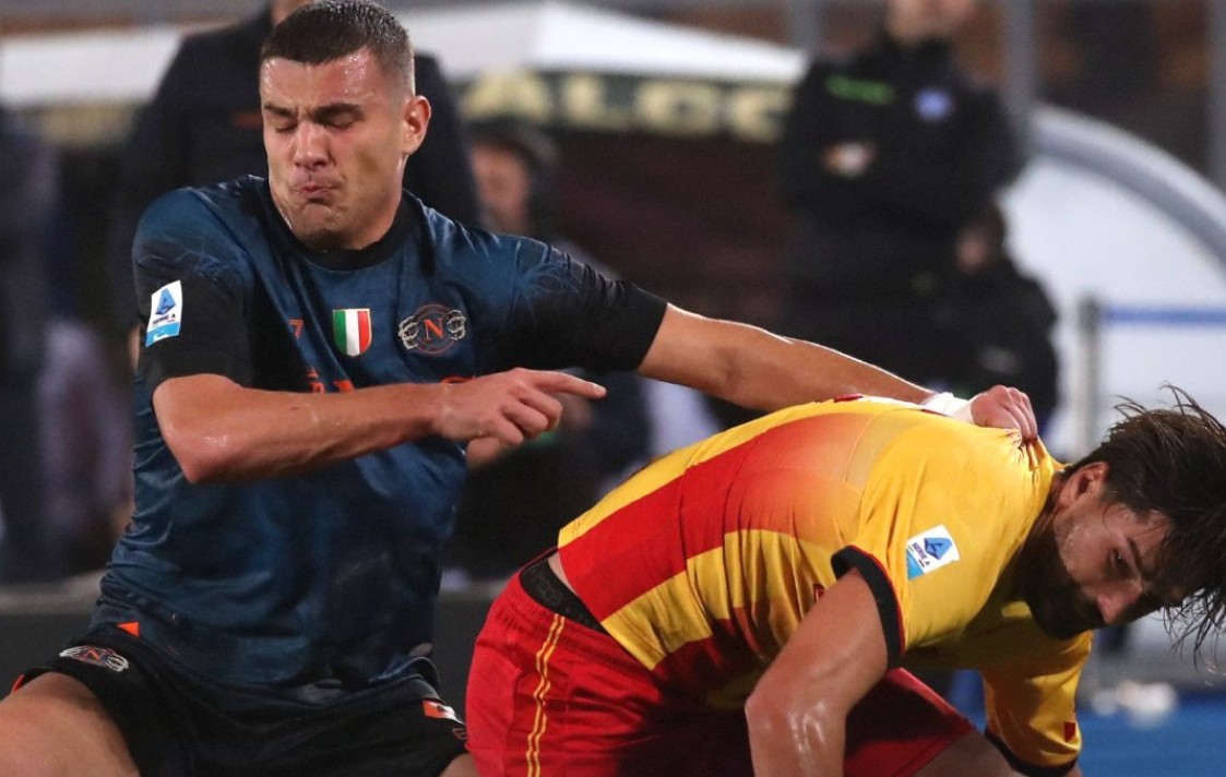 Големата надеж на Милан трагичар, Наполи се намачи со Лече (ВИДЕО)