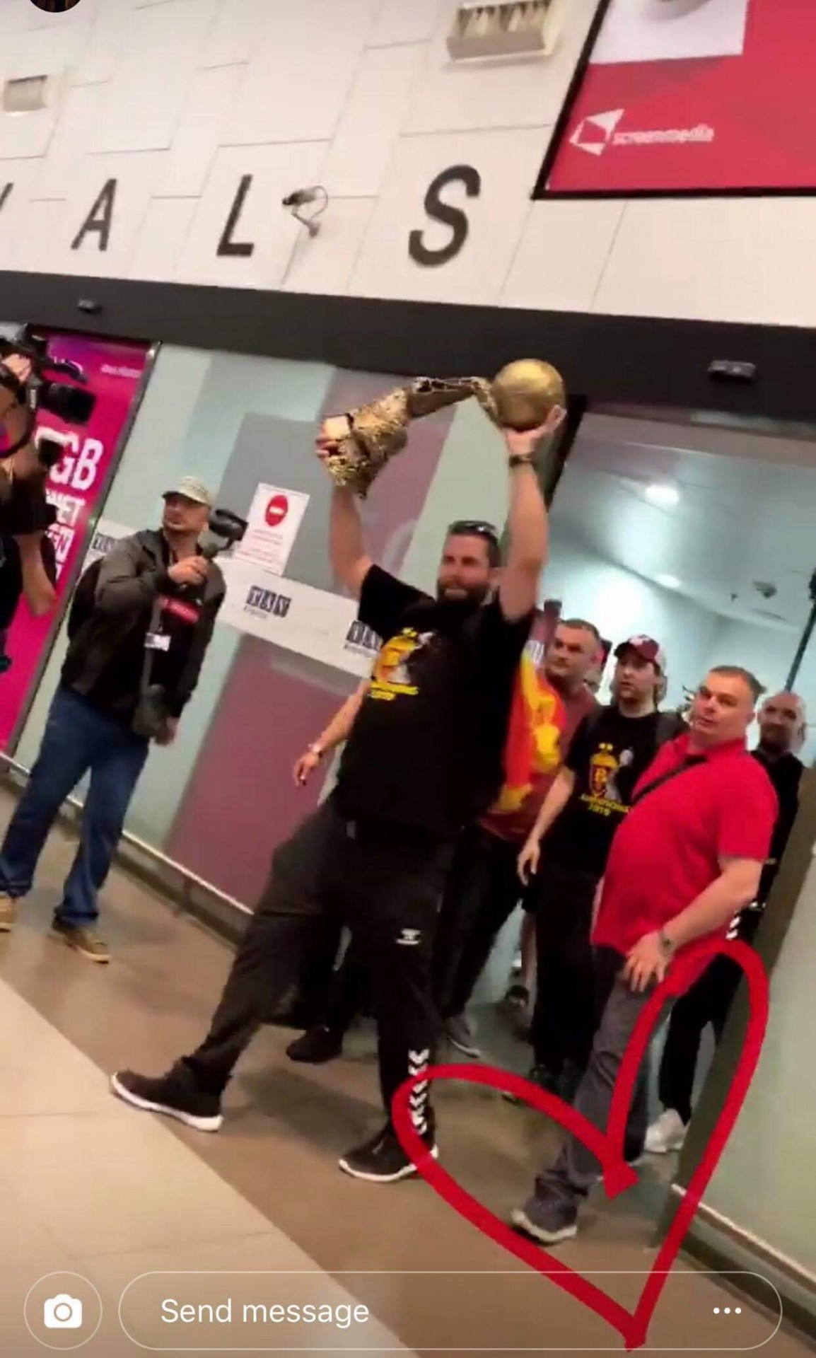 (ФОТО) По неколку часа чекање, фановите ги дочекаа Вардарци и шампионскиот пехар!