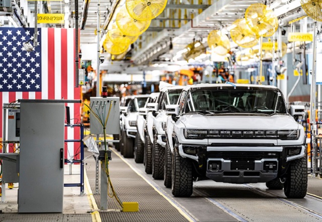 Трамп воведува олеснувања за производство на автомобили во САД и нови царини за увоз на камиони