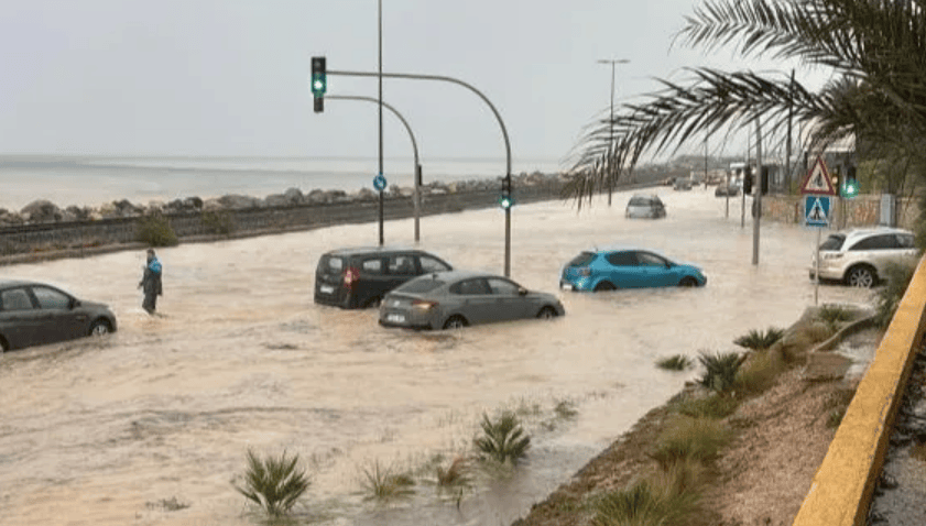 БУРАТА АЛИС УШТЕ СЕЕ ХАОС НИЗ ШПАНИЈА: Луѓе заробени во своите возила и домови во Каталонија, прекинат железничкиот сообраќај во Барселона и Валенсија