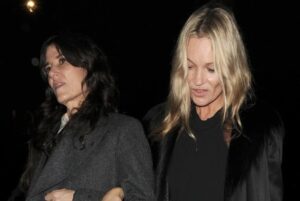 (Фото) Забавата до зори ја уништува: познатата манекенка едвај оди, нејзиното лице ги растажи фановите