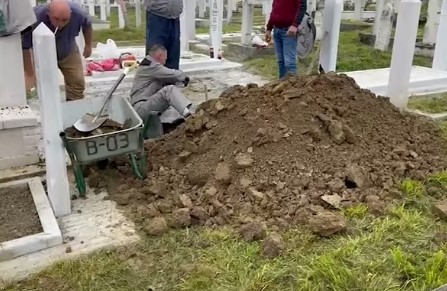 Еве што пишува на ковчегот на Халид Бешлиќ (ФОТО)