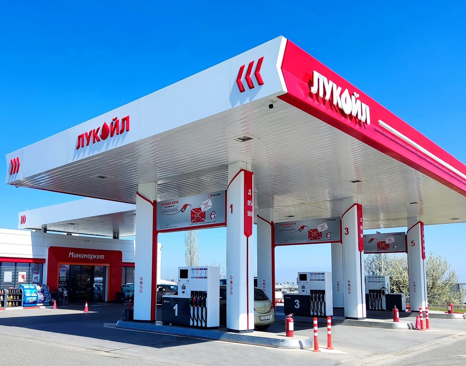 „Лукоил“ ќе ги продава своите меѓународни подружници поради санкциите