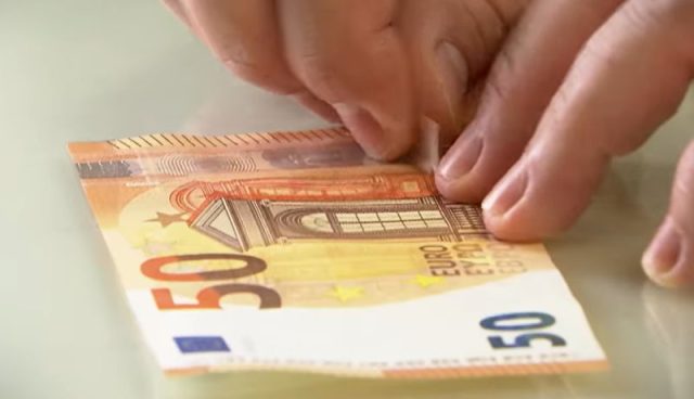 Грција: Постар маж фрлал банкноти од 50 евра кон минувачи