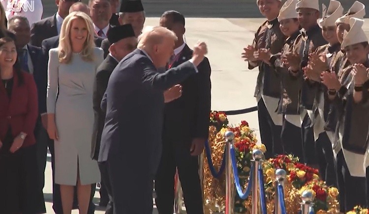 (ВИДЕО) ГО ПОНЕСЕ АТМОСФЕРАТА: Tрамп танцуваше во Малезија