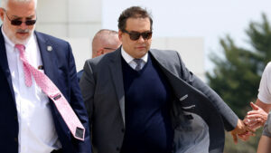 Политичка драма во Вашингтон: Трамп го помилува осудениот конгресмен Сантос