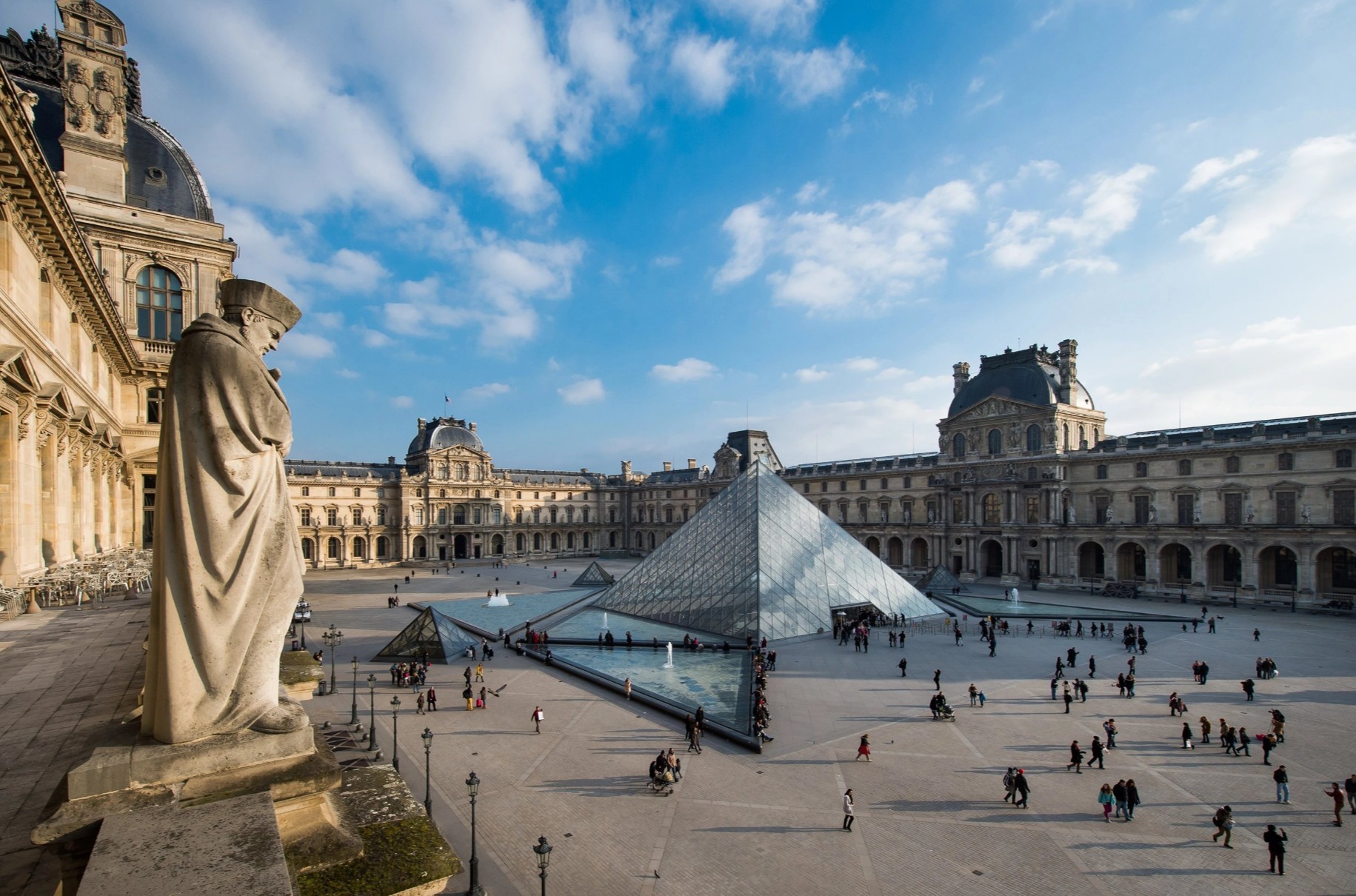 Музејот Лувр во Париз затворен поради грабеж на „непроценлив накит“