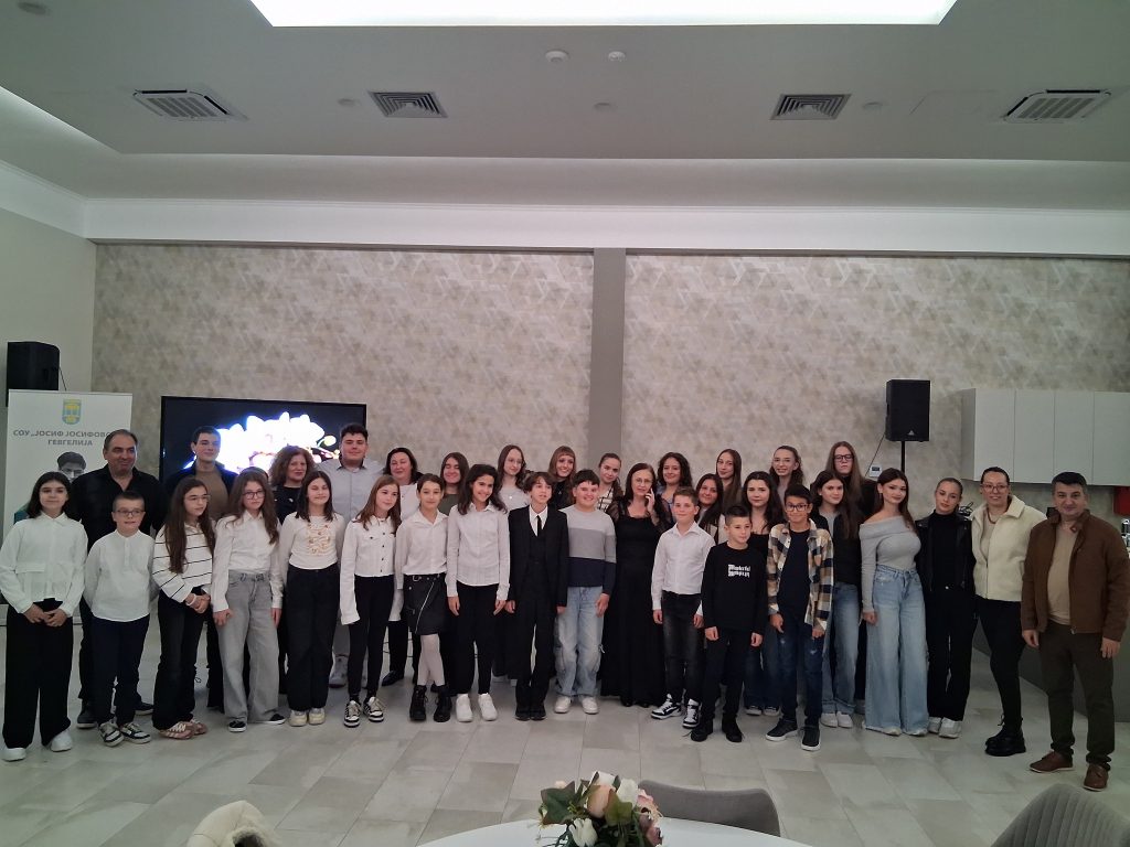 Мост на ученичка инспирација и професорска креативност – „Многугласие“ ја слави силата на поетската реч