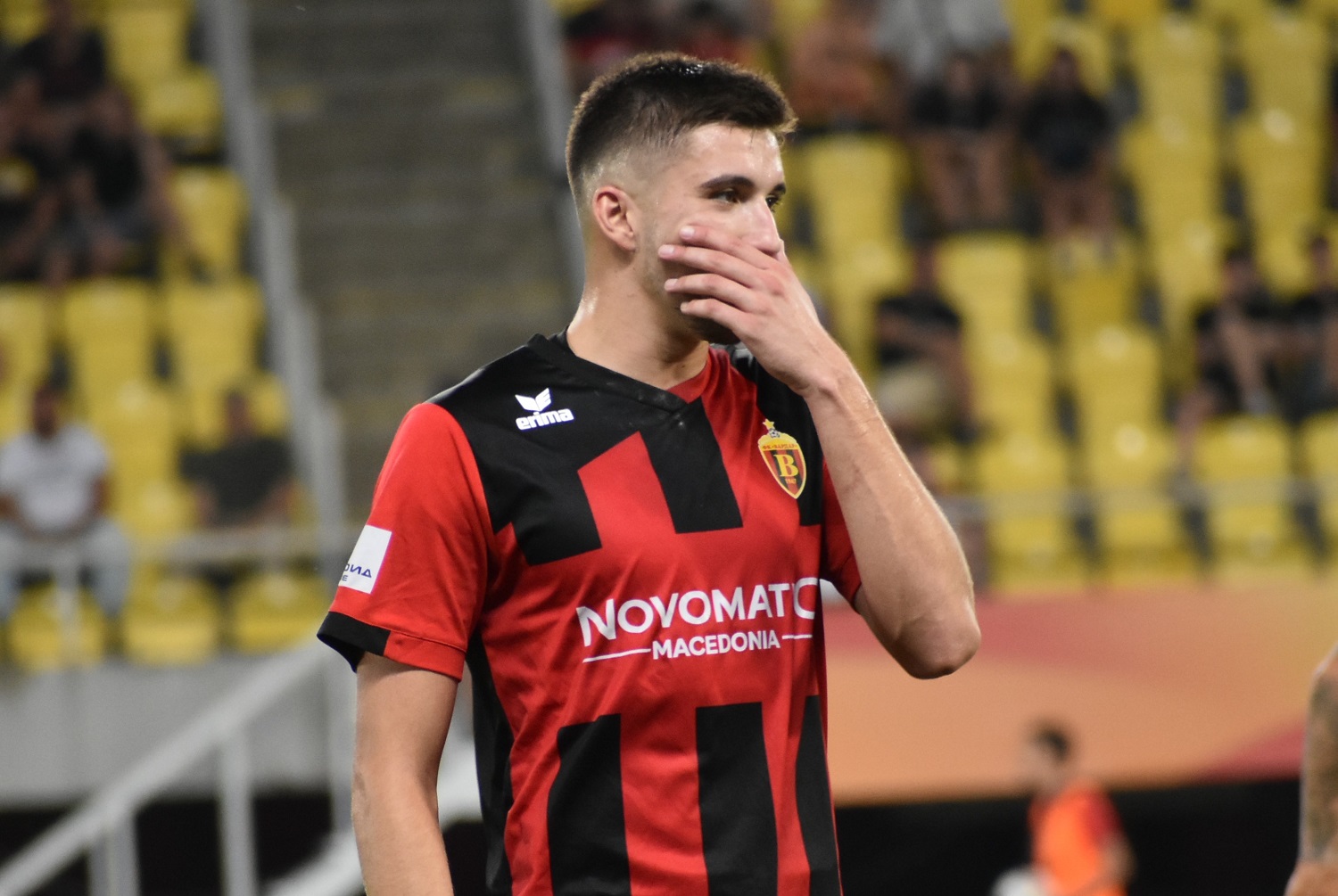 Вардар со пенал во 100-та минута го победи Силекс и се врати на врвот на табелата