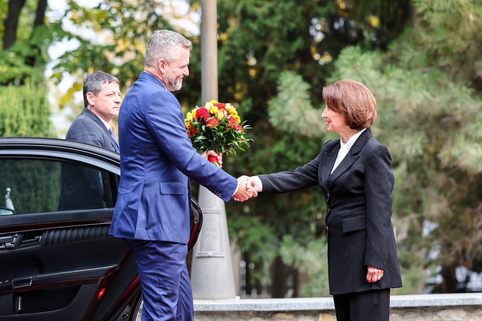 ГАЛЕРИЈА: Со највисоки државни и воени почести претседателката Гордана Сиљановска-Давкова го пречека словачкиот претседател, Петер Пелегрини