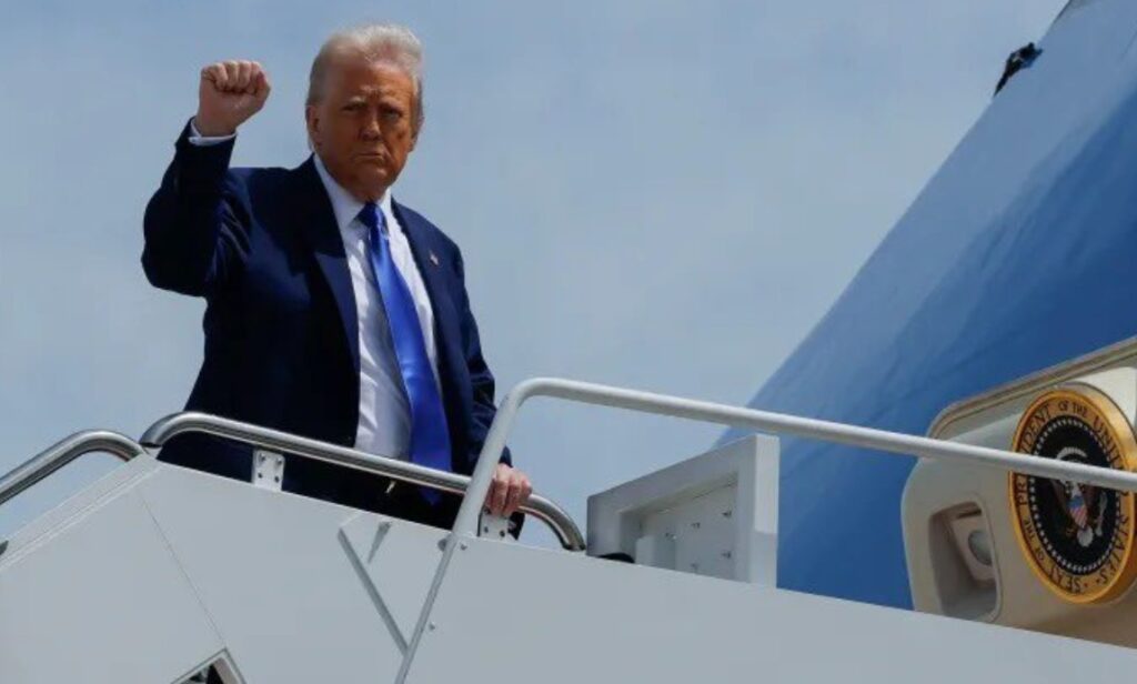 ВИДЕО Драма на небото: Авионот на Трамп влета во турбуленции – „Ова е тежок лет“