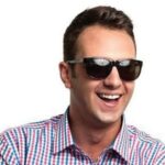 (Фото) Ламбе сосема смени имиџ, пејачот непрепознатлив со многу згодни жени околу него