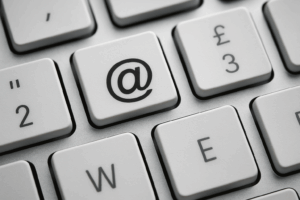 Знакот @ – симбол стар 3.000 години што ја поврза целата планета