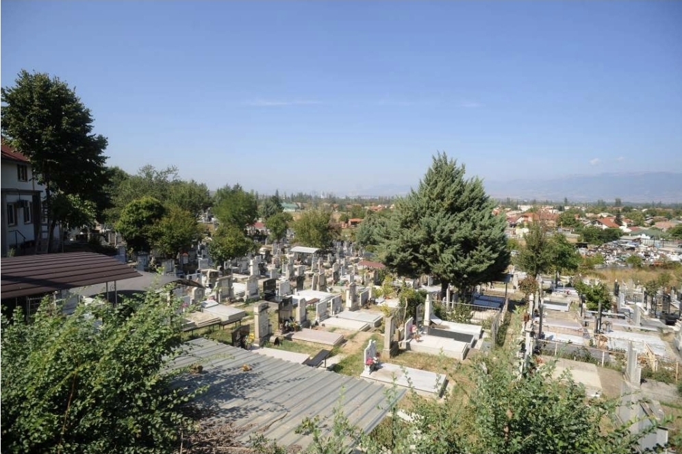 ,Наместо преполни гробиштата со храна, да се нахрани некој што е гладен“ – апелираат свештениците