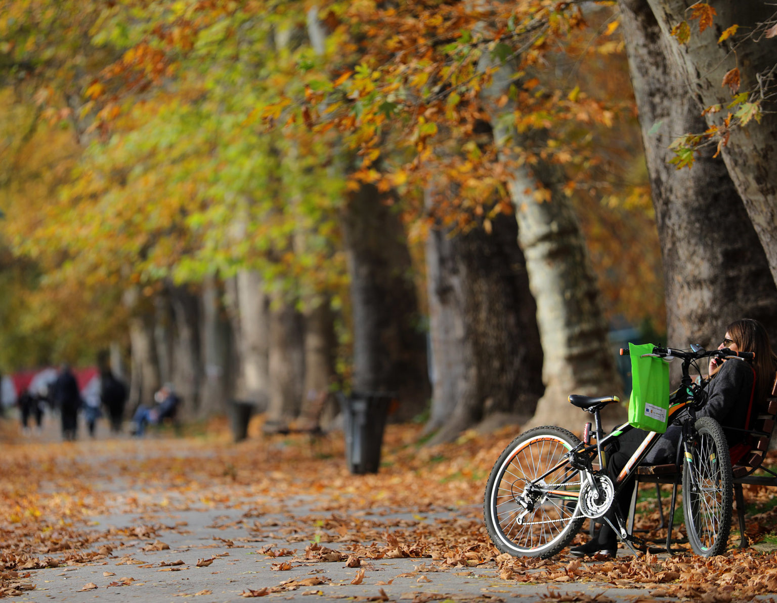Претежно облачно со краткотрајни сончеви периоди, свежи утра и високи дневни температури