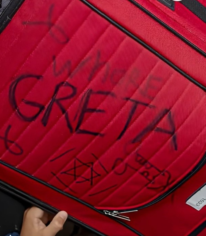 „Ме зграпчија, ме фрлија, ме тепаа и клоцаа, па ми велеа дека сум ку*ва“, раскажува Грета Тунберг за малтретирањето во Израел