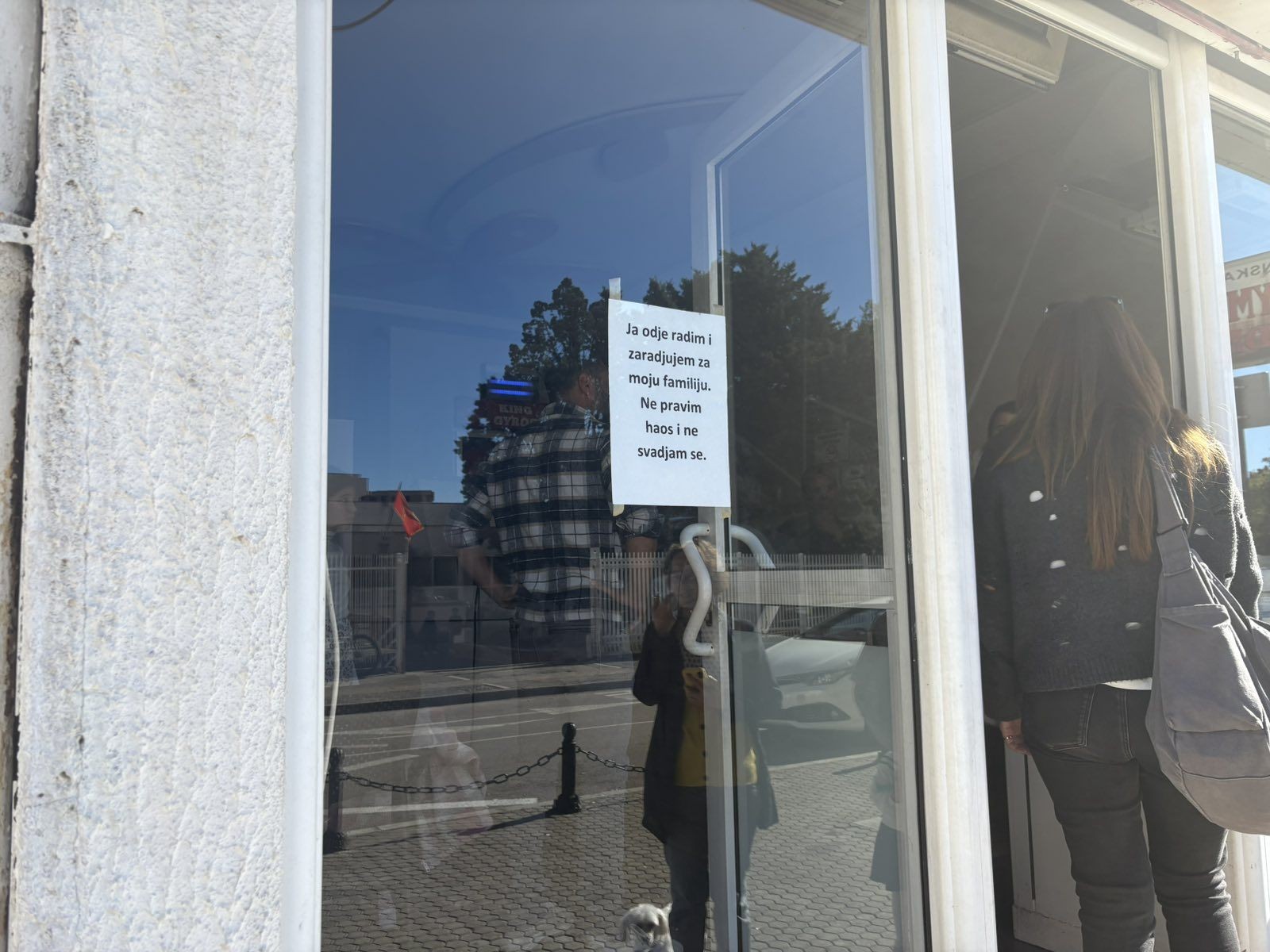 ГНЕВНИ ГРАЃАНИ МУ ГО ЗАПАЛИЈА ДУЌАНОТ: Турчин во Бар остави порака на влезот