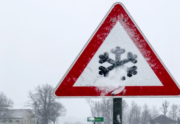 Сообраќаен знак со снегулка: Не е само предупредување во зима, еве што навистина значи