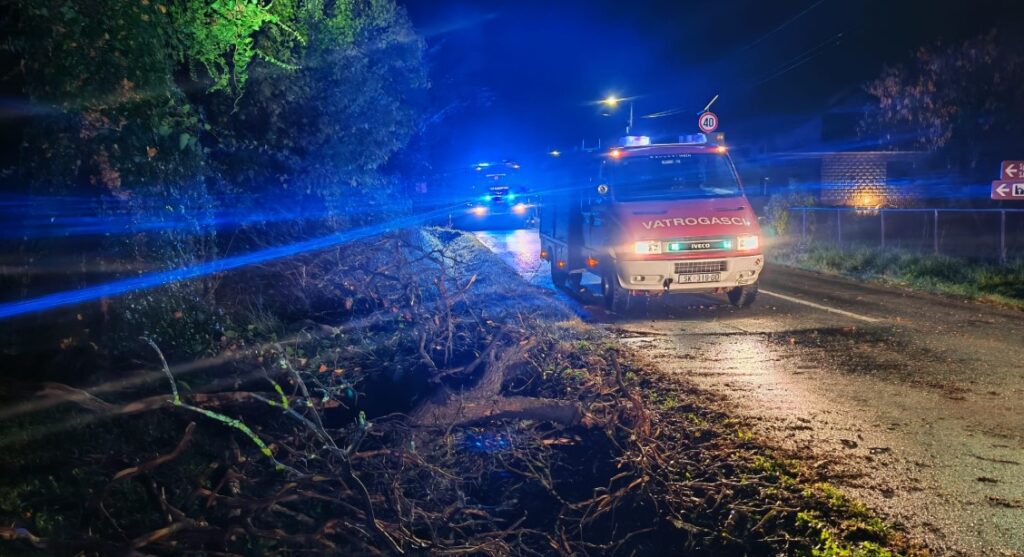 Невреме ја погоди Хрватска: Илјадници луѓе останаа без струја