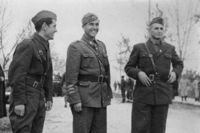 БРИТАНСКИ РАЗУЗНАВАЧИ: Генералот Апостолски не е агресивен комунист, но е страстен патриот и извонредно остроумен војник