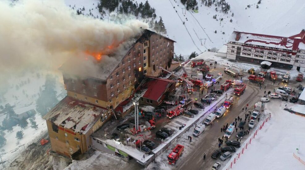 Турција: Единаесет доживотни казни за пожарот во хотелот „Гранд картал“ во кој загинаа 78 лица
