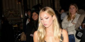 Длабокото деколте за малку ќе направеше проблем: таа успеа навреме да спречи скандал…