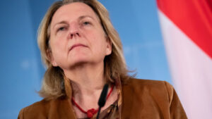 Кнајсл: Австрија секојдневно ја нарушува својата неутралност со соработката со НАТО