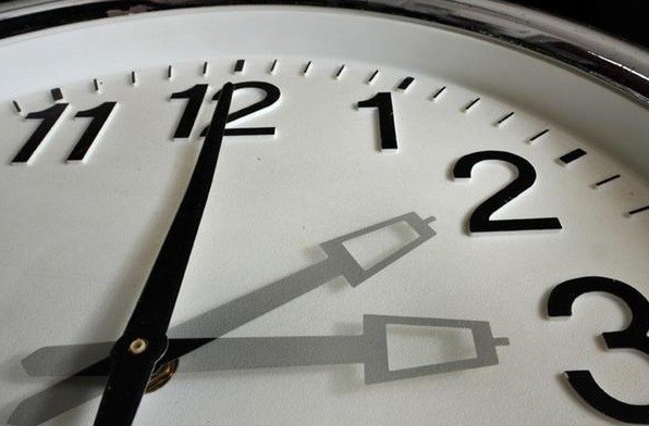 МЕНУВАЊЕТО НА ЧАСОВНИКОТ Е ЗАСТАРЕНА ПРАКТИКА: Европска земја е против