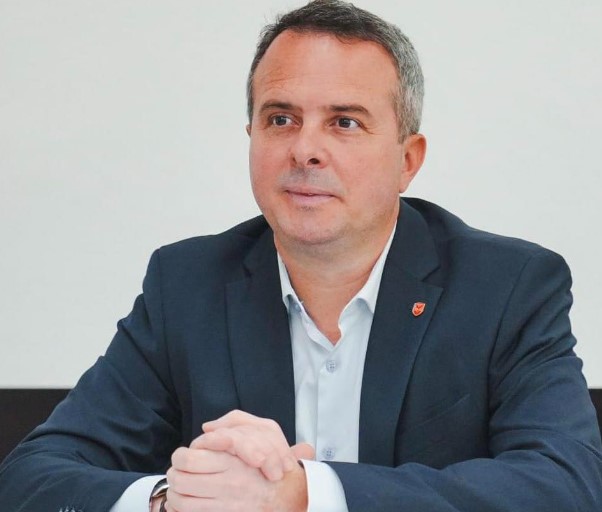 Горан Герасимовски од СДСМ му води на Мирослав Лабудовиќ од ЗНАМ