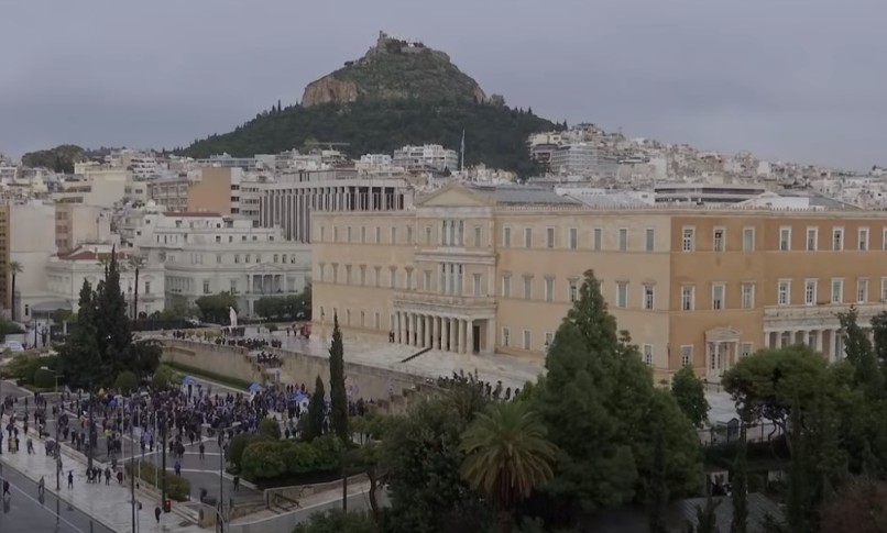 Контроверзниот закон за 13-часовно работно време изгласан во парламентот на Грција