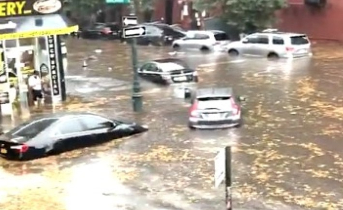 Две лица загинаа во бурата од рекордни размери во Њујорк