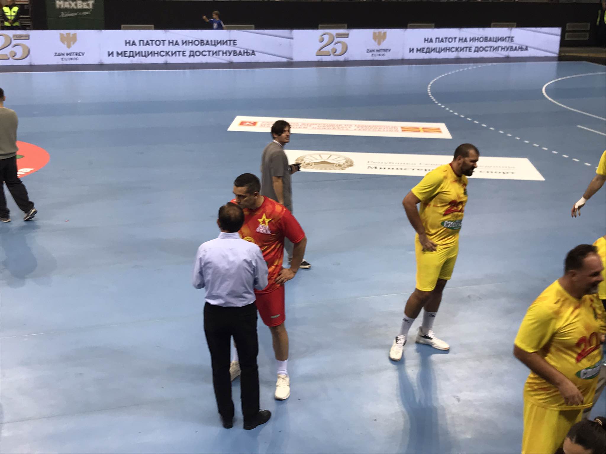 Легендите беа на сцена, „Јане Сандански“ уживаше во ракометниот спектакл (Фото)