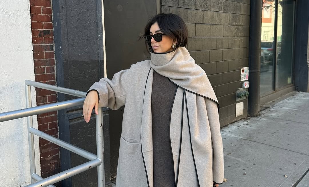 Палтото со шал се врати на модната сцена: Повторно во тренд