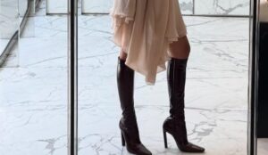 (Фото) Веднаш го воздигнува секој аутфит и го прави бескрајно пософистициран: збогум на чизмите до глужд