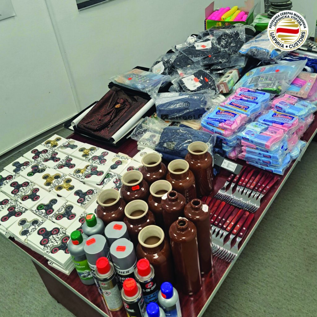 Царината заплени околу три илјади парчиња стока: облека со потпис на заштитени трговски марки, алкохол, електронски цигари, автоделови