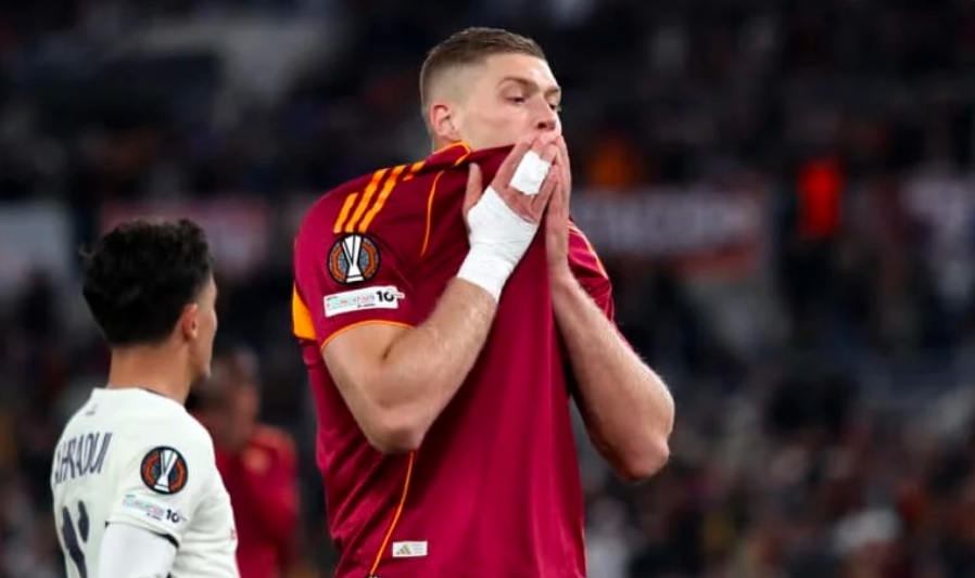 Рома најмалку еден месец без Артем Довбик