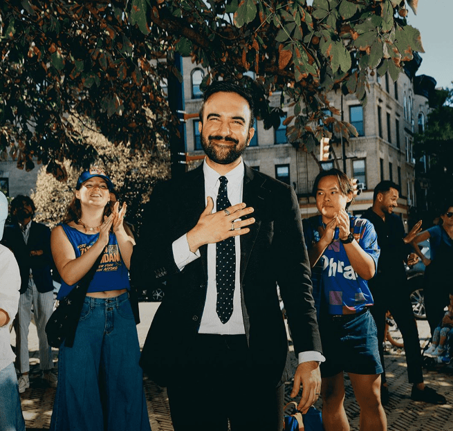 МИЛИЈАРДЕРИТЕ СЕ ЗДРУЖИЈА ПРОТИВ НЕГО, ТОЈ СЕПАК ПОБЕДИ: Зохран Мамдани застана на чело на Њујорк и покрај жестокиот отпор на најбогатите луѓе во градот