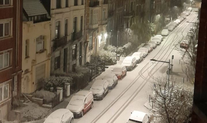 Снегот ги изненади Белгијците: Снежните врнежи предизвикаа застој во сообраќајот низ белгиските патишта