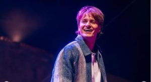 (ВИДЕО) СТАНАЛ ПОЗНАТ СО ПЕСНАТА „ОЛИВЕРА“ ОД ЃОРЃE БАЛАШЕВИЌ: Кој е младиот Јаков Јозиновиќ и како го распродаде Сава Центарот за неколку минути и со тоа го сруши рекордот?