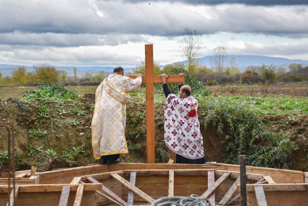Архиепископот Стефан ги освети темелите на нов храм во Драчево