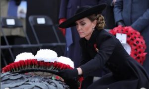 (ВИДЕО+ФОТО) Елеганција во црно: Кејт Мидлтон од глава до пети во една боја со посебен детаљ на реверот