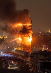 (ВИДЕО) Гори еден од симболите на Загреб, огнот го голта „Вјесник“: Штетата е тотална