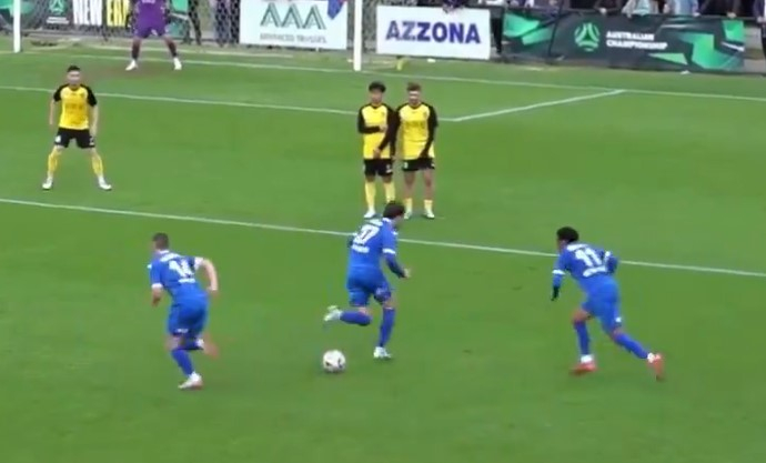 Ежење од слободен удар, голманот не ја виде