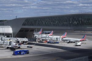 ВИДЕО: Америка драстично го намалува бројот на летови, владината блокада влезе во нов рекорд