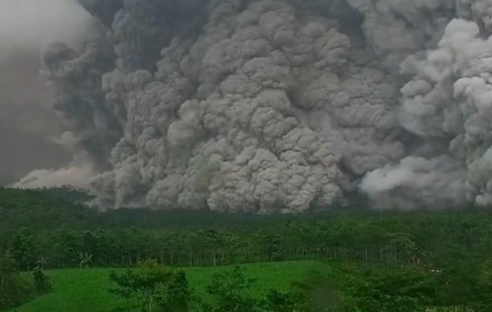 (ВИДЕО) Евакуирани повеќе од 900 луѓе поради силни ерупции на вулкан на островот Јава